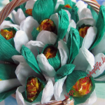 весенний букет из конфет - корзина подснежников